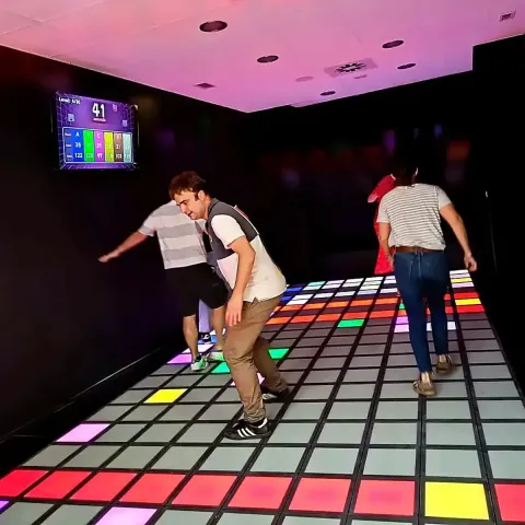 Un grupo de amigos juega a El Suelo es lava
